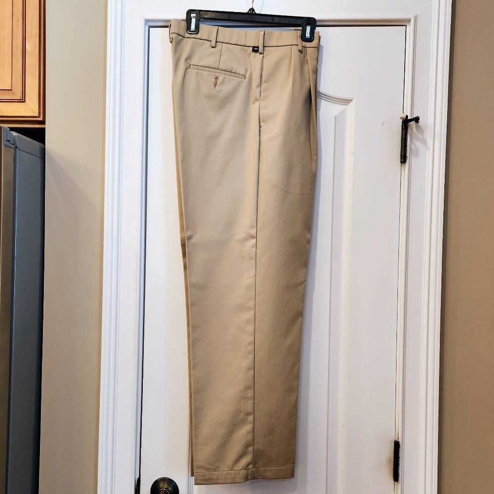 NWOT Dockers 32 x 30 Khaki Pants Pleated Relaxed Fit